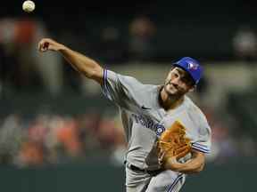 6 septembre 2022 ;  Baltimore, Maryland, États-Unis ;  Le lanceur partant des Blue Jays de Toronto, Mitch White (45 ans), lance contre les Orioles de Baltimore lors de la troisième manche à l'Oriole Park de Camden Yards.