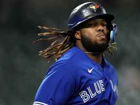 Vladimir Guerrero Jr. # 27 des Blue Jays de Toronto regarde après avoir été expulsé au premier but contre les Orioles de Baltimore lors de la troisième manche à Oriole Park à Camden Yards le 07 septembre 2022 à Baltimore, Maryland.