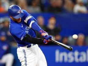 George Springe des Blue Jays de Toronto frappe un circuit de deux points lors de la septième manche lors du deuxième match d'un programme double contre les Rays de Tampa Bay au Rogers Centre le 13 septembre 2022 à Toronto, Ontario, Canada.