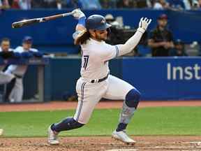 15 sept. 2022 ;  Toronto, Ontario, CAN ;  L'arrêt-court des Blue Jays de Toronto, Bo Bichette (11 ans), a réussi un doublé contre les Rays de Tampa Bay en sixième manche au Rogers Centre.