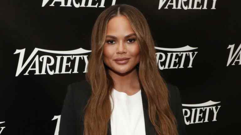 Chrissy Teigen répond aux attaques en ligne après avoir révélé l'avortement : "Je t'ai déjà vu faire le pire"
	
	
