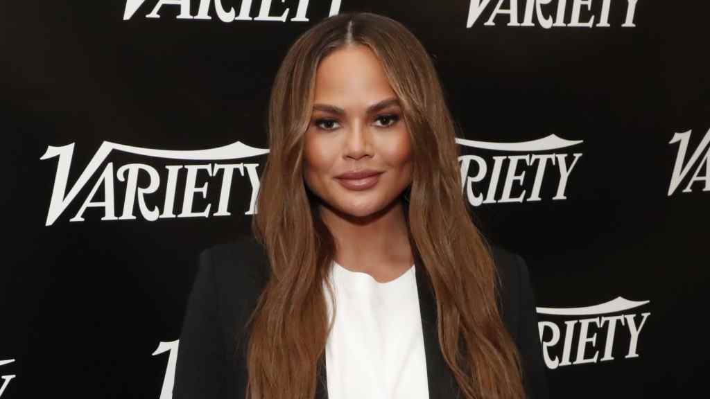 Chrissy Teigen répond aux attaques en ligne après avoir révélé l'avortement : 