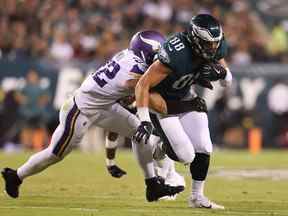 19 septembre 2022 ;  Philadelphie, Pennsylvanie, États-Unis ;  L'ailier serré des Eagles de Philadelphie Dallas Goedert (88) effectue une première prise devant la sécurité des Vikings du Minnesota Harrison Smith (22) au cours du deuxième quart au Lincoln Financial Field.