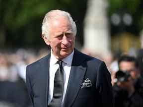 Le roi Charles de Grande-Bretagne regarde devant le palais de Buckingham, après le décès de la reine Elizabeth de Grande-Bretagne, à Londres, en Grande-Bretagne, le 9 septembre 2022. REUTERS/Toby Melville