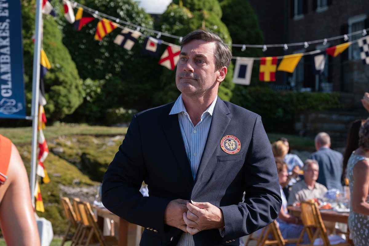 Jon Hamm a l'air un peu débraillé dans un blazer de yacht-club lors d'une fête en plein air à Confess, Fletch