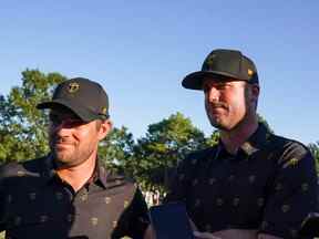 Les golfeurs de l'équipe internationale Corey Conners (à gauche) et Taylor Pendrith (à droite) du Canada sont interviewés après leur match à quatre balles à la Coupe des présidents vendredi au Quail Hollow Club.