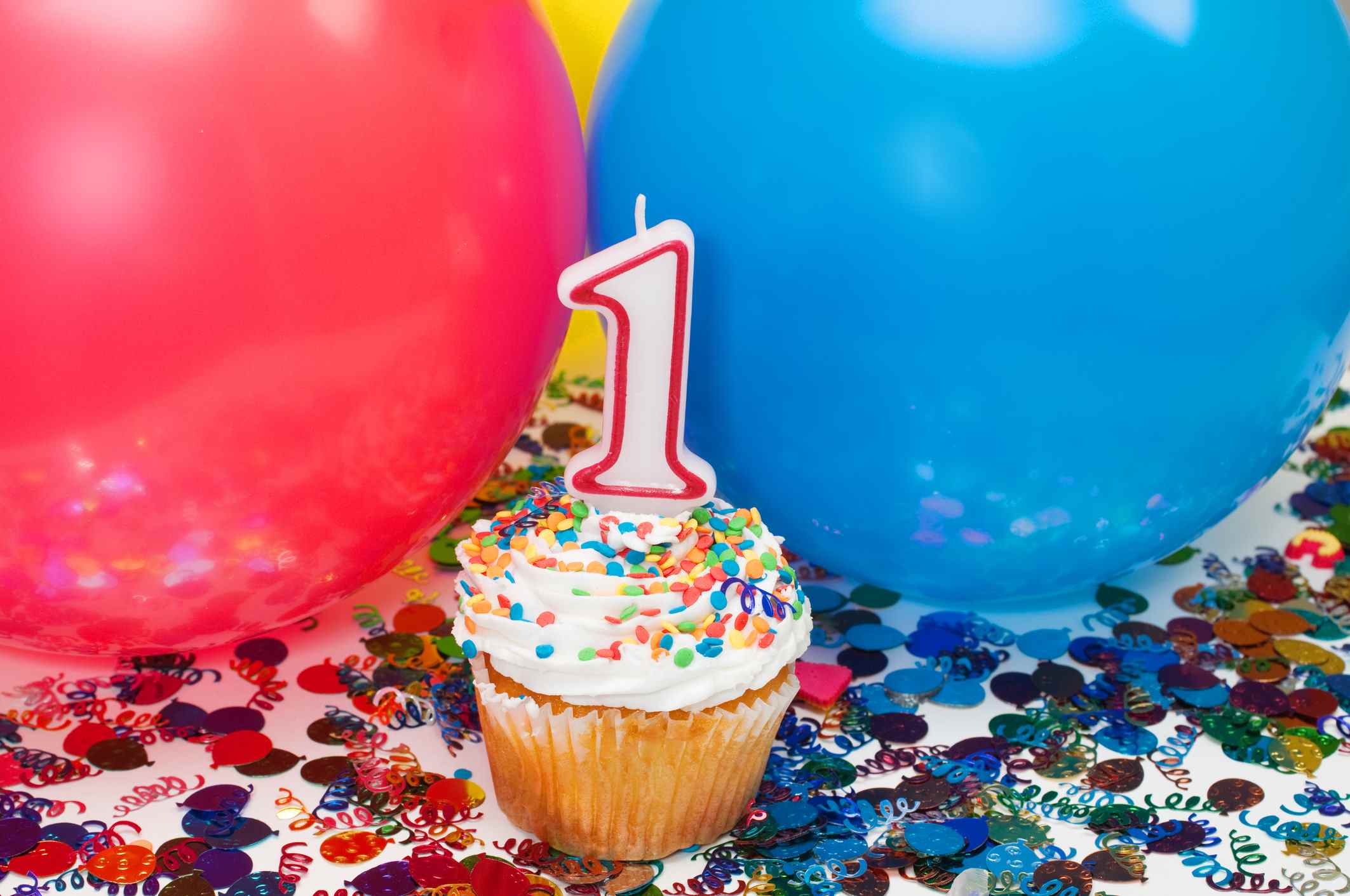 Célébration avec des ballons, des confettis et des cupcakes