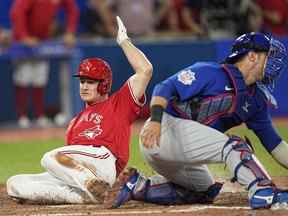 29 août 2022 ;  Toronto, Ontario, CAN ;  Le joueur de troisième but des Blue Jays de Toronto Matt Chapman (26 ans) marque le match gagnant contre les Cubs de Chicago sur un simple du receveur des Blue Jays de Toronto Danny Jansen (non représenté) lors de la onzième manche au Rogers Centre.