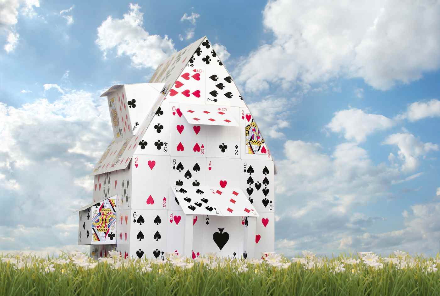 Card House contre le ciel bleu