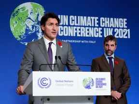 Le premier ministre Justin Trudeau et le ministre de l'Environnement et du Changement climatique Steven Guilbeault tiennent une conférence de presse à la COP26 à Glasgow, en Écosse, le mardi 2 novembre 2021.