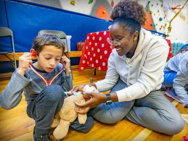 Dans cet hôpital d’ours en peluche de McGill, les enfants sont les médecins