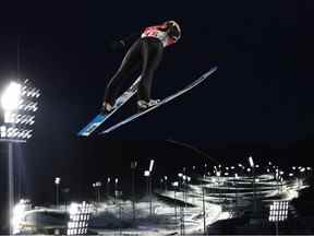 Abigail Strate d'Équipe Canada saute lors de la ronde d'essais individuels féminins au tremplin normal pour la compétition au Centre national de saut à ski le 05 février 2022 à Zhangjiakou, en Chine.