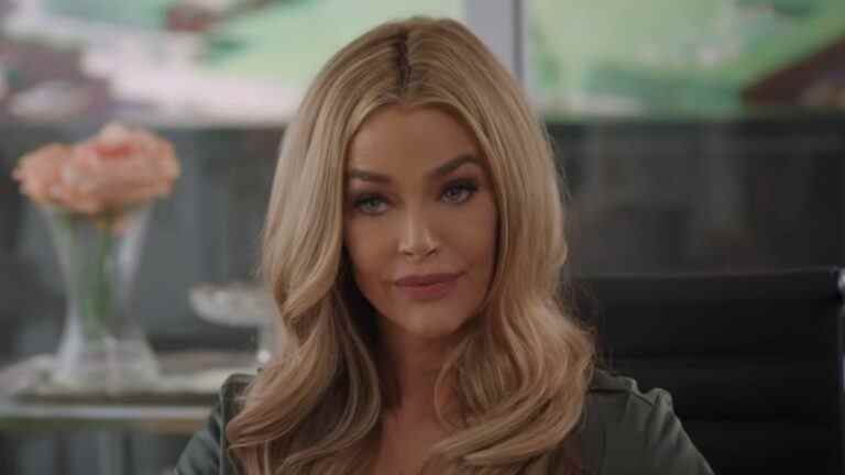 Denise Richards parle de montrer ses "fous" sur OnlyFans et comment son mari y joue
