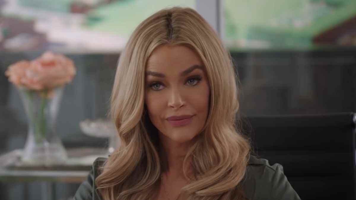 Denise Richards parle de montrer ses 