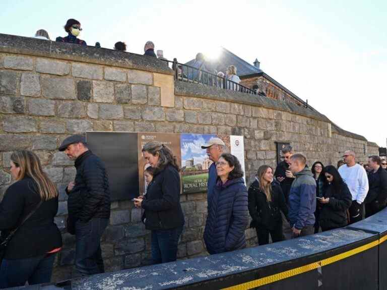 Des centaines de personnes font la queue pour rendre hommage à la défunte reine au château de Windsor