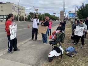 Des membres de la communauté organisent une manifestation devant le quartier général de la police d'Edmonton le dimanche 18 septembre 2022. Le groupe demande la diffusion d'images de vidéosurveillance d'un officier poussant une femme au sol lors d'une récente arrestation.