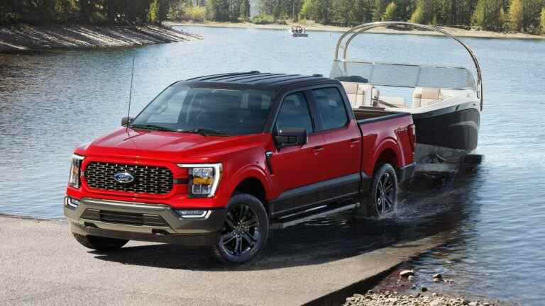 Des milliers de camions Ford inachevés remplissent le Kentucky Speedway