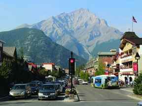 Une vue de l'avenue Banff, l'artère principale de la ville.