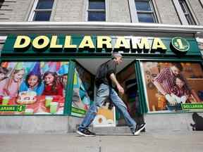 Un piéton passe devant un magasin Dollarama Inc. à Ottawa.