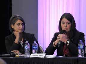 Les candidates à la direction de l'UCP Leela Aheer, à gauche, et Danielle Smith lors d'un forum de tous les candidats à Fort McMurray le 14 septembre.