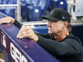 Le manager des Marlins, Don Mattingly, regarde depuis la pirogue avant le début d'un match contre les Nationals au LoanDepot Park à Miami, le dimanche 25 septembre 2022.