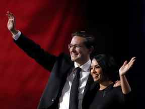 Pierre Poilievre et son épouse Anaida célèbrent après son élection comme nouveau chef du Parti conservateur du Canada à Ottawa, Ontario, Canada, le 10 septembre 2022.