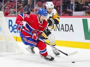 Jonathan Drouin des Canadiens de Montréal protège la rondelle des Penguins de Pittsburgh Kris Letang lors de la troisième période à Montréal le 18 novembre 2021.