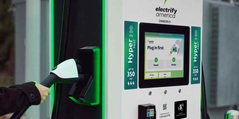 Electrify America pense que Hyper et Ultra sont de bons noms pour les chargeurs les plus rapides