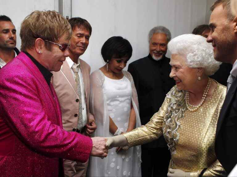 Elton John rend hommage à la reine lors d’un concert à Toronto