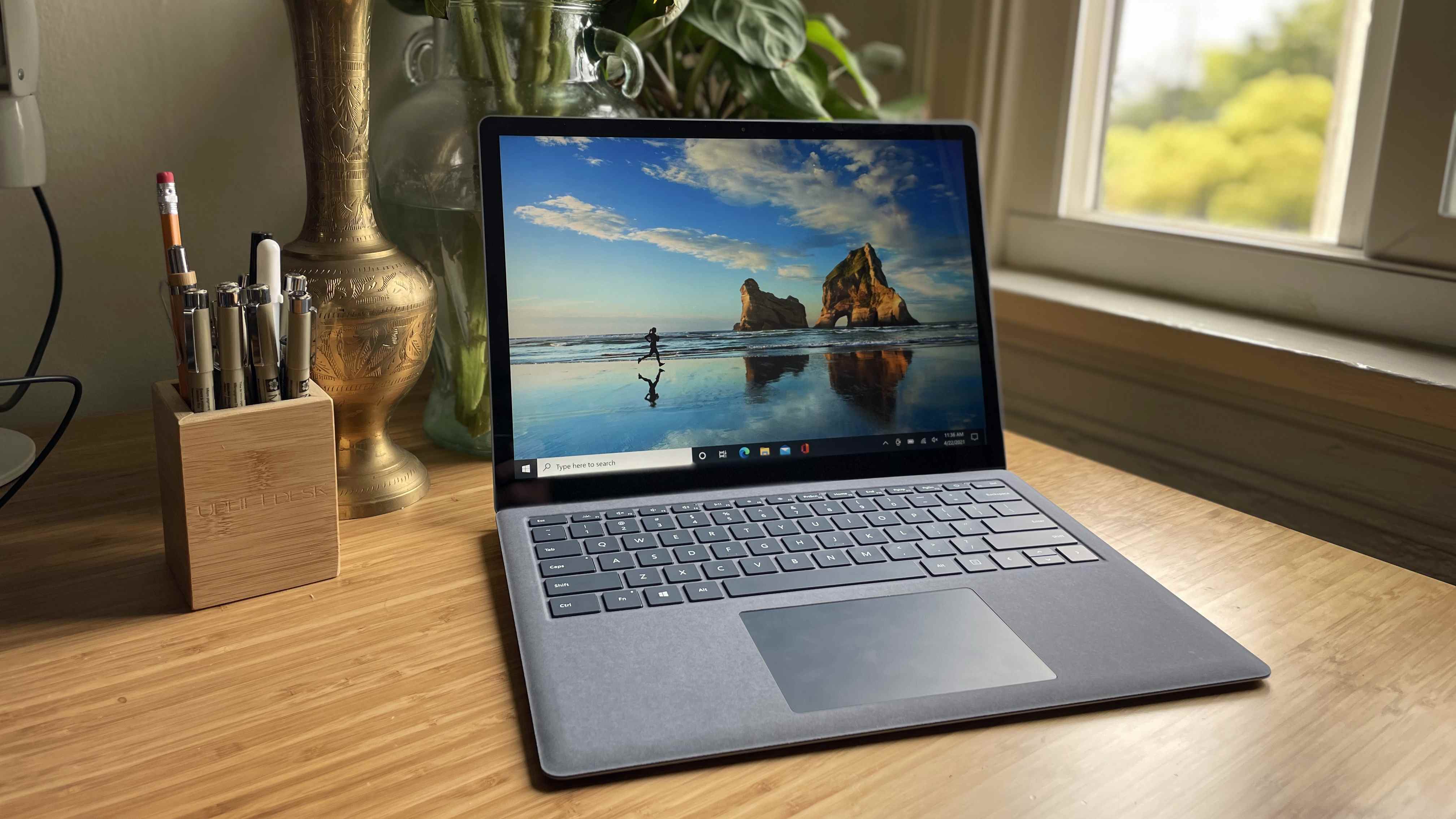 Unité d'examen Microsoft Surface Laptop 4 sur un bureau