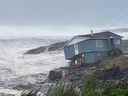 Des vagues déferlent près d'une maison endommagée construite près du rivage alors que l'ouragan Fiona, plus tard déclassé en cyclone post-tropical, passe devant la colonie atlantique de Port aux Basques, Terre-Neuve-et-Labrador, Canada le 24 septembre 2022. Avec l'aimable autorisation de Wreckhouse Press/Handout par Reuters