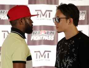 Le boxeur Floyd Mayweather Jr., à gauche, et l'artiste martial mixte Mikuru Asakura s'affrontent lors d'une conférence de presse annonçant leur combat de boxe d'exposition au M Resort le 13 juin 2022 à Henderson, Nevada.