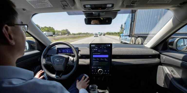 Ford BlueCruise ajoute le changement de voie automatique à la Mustang Mach-E EV