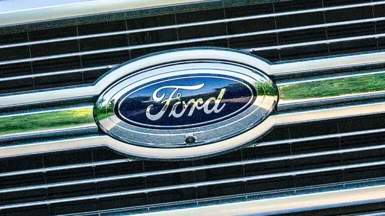 Ford a manqué de badges ovales bleus et n’a pas pu expédier de voitures finies