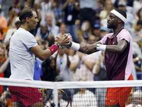 Frances Tiafoe serre la main après avoir battu Rafael Nadal lors de leur match à l'US Open 2022 à l'USTA Billie Jean King National Tennis Center le 5 septembre 2022