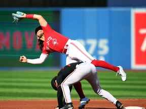 Bo Bichette des Blue Jays de Toronto évite Terrin Vavra des Orioles de Baltimore pour faire une prise.