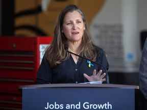 La vice-première ministre Chrystia Freeland prend la parole lors d'une conférence de presse à Bison Transport à Calgary le mercredi 31 août 2022.