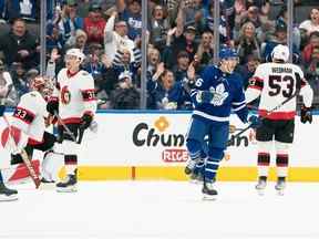 Alex Steeves des Leafs célèbre après avoir marqué un but contre les Sénateurs lors de la deuxième période du match pré-saison de la LNH samedi après-midi.