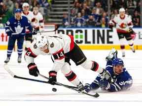 L'attaquant des Sénateurs d'Ottawa Tyler Motte (14 ans) s'éloigne de l'attaquant des Maple Leafs de Toronto Auston Matthews (34 ans) avant de marquer au cours de la troisième période au Scotiabank Arena.