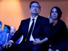 Le candidat à la chefferie Pierre Poilievre et son épouse Anaida Poilievre regardent pendant l'élection à la direction du Parti conservateur du Canada à Ottawa le samedi 10 septembre 2022.