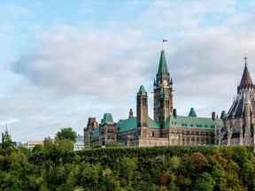 Alors que le premier ministre Justin Trudeau et les libéraux se vantent du taux de chômage historiquement bas de 4,9 % au Canada comme signe de reprise économique après la pandémie, une nouvelle étude du Fraser Institute rapporte que presque tous les gains ont été réalisés dans le secteur public, écrit Lorrie Goldstein.