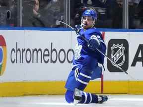 Le centre des Maple Leafs de Toronto Auston Matthews célèbre son but contre le gardien de but du Lightning de Tampa Bay Andrei Vasilevskiy lors de la troisième période de la série éliminatoire de premier tour de la LNH à Toronto le mardi 10 mai 2022.