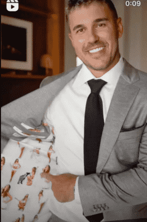 Brooks Koepka montre la doublure de lingerie Jena Sims de sa veste de costume.  JÉNA SIMS/ INSTAGRAM