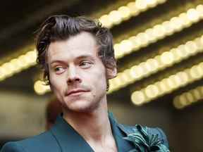 Harry Styles photographié sur le tapis rouge du Princess of Wales Theatre pour le film 