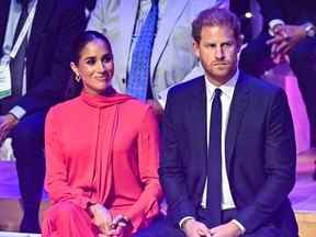 La britannique Meghan, duchesse de Sussex (à gauche) et le prince britannique Harry, duc de Sussex, assistent au sommet annuel One Young World à Bridgewater Hall à Manchester, dans le nord-ouest de l'Angleterre, le 5 septembre 2022. (Photo par OLI SCARFF/AFP via Getty Images)