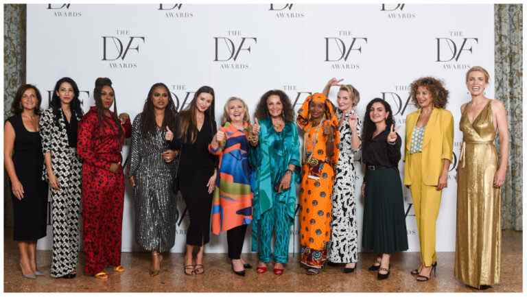 Hillary Clinton et Donna Langley rendent hommage à Ava DuVernay en tant que "Path Breaker" et "Change Maker" aux DVF Awards à Venise.
	
	
