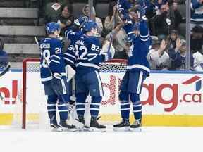 Le centre des Maple Leafs de Toronto Fraser Minten (39) célèbre la victoire avec le défenseur des Maple Leafs de Toronto Filip Kral (82) contre les Sénateurs d'Ottawa à la fin de la troisième période à la Scotiabank Arena.