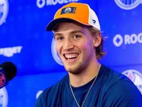 Dylan Holloway s'adresse aux médias lors de la première journée du camp des recrues des Oilers d'Edmonton à Rogers Place, le mercredi 14 septembre 2022. Photo de David Bloom