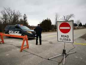 Un agent spécial des services de police de Kawartha Lakes se tient à un barrage routier à Kawartha Lakes, en Ontario, le vendredi 27 novembre 2020. Trois agents de la Police provinciale de l'Ontario ont été accusés d'homicide involontaire coupable cette semaine dans la mort de Jameson, 18 mois. Shapiro après la fusillade à Kawartha Lakes, en Ontario, il y a près de deux ans. LA PRESSE CANADIENNE/Doug Ives