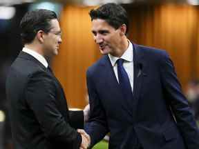 Le premier ministre Justin Trudeau et le chef conservateur Pierre Poilievre se saluent alors qu'ils se réunissent à la Chambre des communes sur la Colline du Parlement à Ottawa.